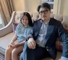 李湘一家人在英国度假,王岳伦男人味十足,王诗龄好像又瘦了
