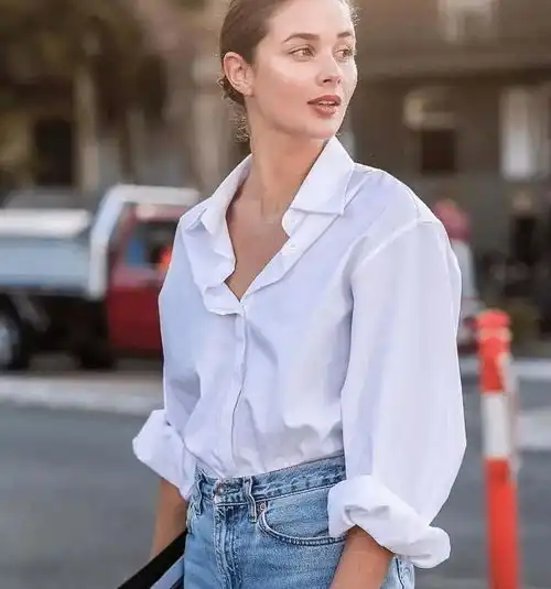 蒋欣又穿错衣服了白衬衫配半身裙太显壮,健硕身材太减分
