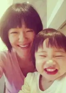 星妈和萌娃玩自拍,李小璐美颜过度,小s实力坑娃最有趣
