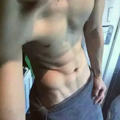 健身头像男露腹肌运动健身微信头像真实生活照
