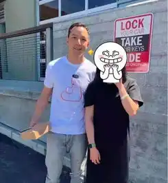 吴彦祖晒18岁青涩旧照,婴儿肥难掩高贵气质,31年前就开保时捷
