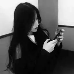女生头像黑白伤感侧脸孤独真人忧伤头像
