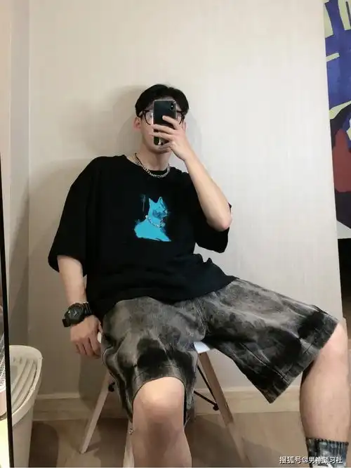 男生黑色t恤搭配讲堂为什么人家穿是精致,你穿却是精致穷
