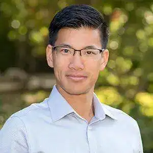 王力宏罕晒大哥照片,王力德穿白大褂做科研,学历全家最高
