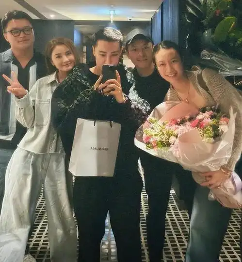 霍启仁未婚妻戴项链露面,手捧鲜花改变大,完全融入富贵圈
