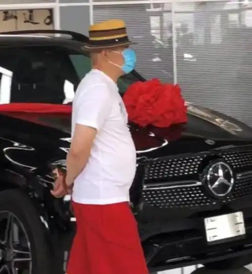 当明星多赚钱赵本山徒弟程野三万衣服,开百万豪车住四合院
