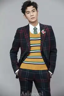 乔振宇西装写真曝光温暖优雅演绎质感时尚
