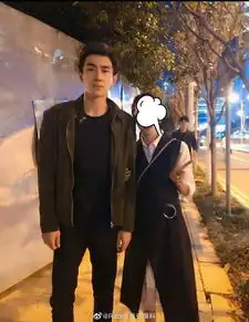 网友晒与林更新合照身材高挑化身霸道高冷男神
