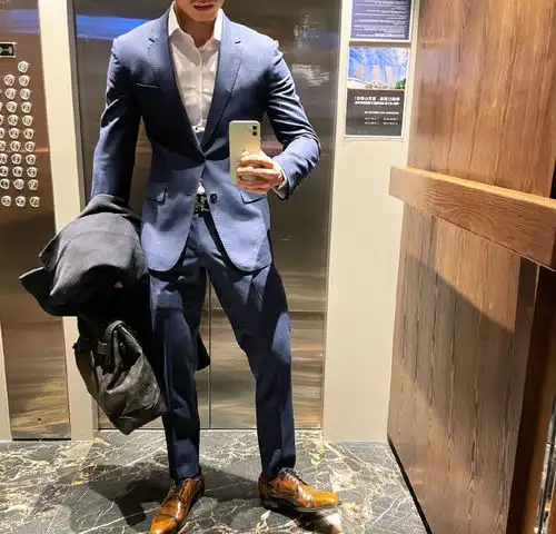 一身腱子肉的重庆大男孩,肌肉名媛,黝黑色肌肤帅气逼人
