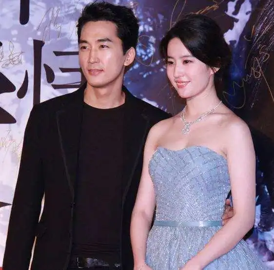 分手两年爆复合宋承宪深夜点赞刘亦菲自拍,男方骚操作太多
