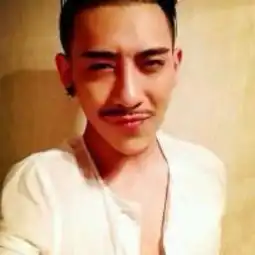 这人叫什么名字,在线等
