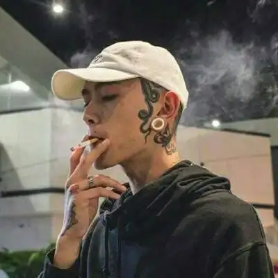 带纹身的男头像