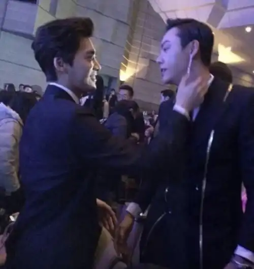 李易峰也追星,半路敢拦截院士请求合影,身边的baby白的发光
