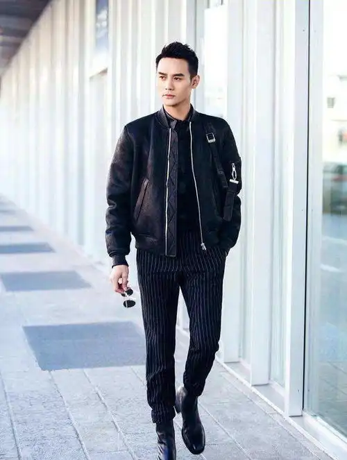 奔三奔四男人最好不要穿短裤配凉鞋,学王凯靳东这么穿,特有范
