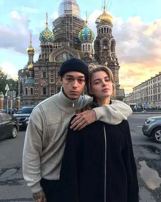 找个玩ajsupreme男生谈恋爱,然后和开宾利的大叔结婚
