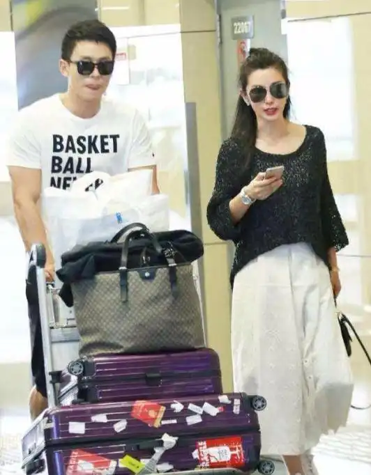 47岁李冰冰罕晒照,粉丝却发现她脸部变化太大下巴尖到险认不出
