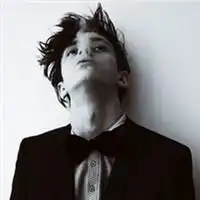 唯美男生头像上面写着她特别爱闹
