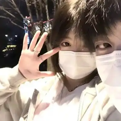 2023青春爱意情侣图片
