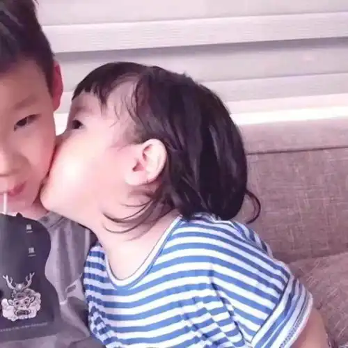 521小众甜蜜情侣头像你做我的男孩,我做你的宇宙
