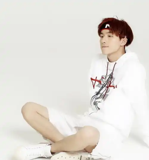 变形计的叛逆男孩,曾公开表白赵露思,22岁穿西装帅成王子
