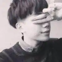 侧身捂着脸的黑白情侣头像感情不需要诺言协议与条件
