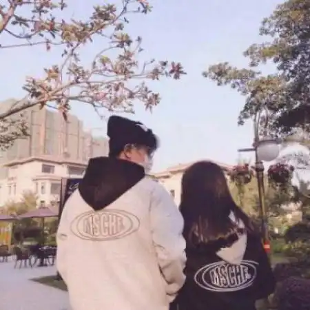 低调秀恩爱情侣头像真人,祝天下所有情侣幸福恩爱
