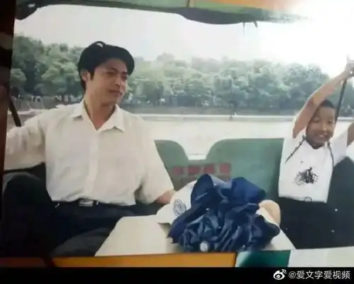 有人说年老的姚爸等姚威回家显沧桑,年轻时看着姚策帅得像周润发
