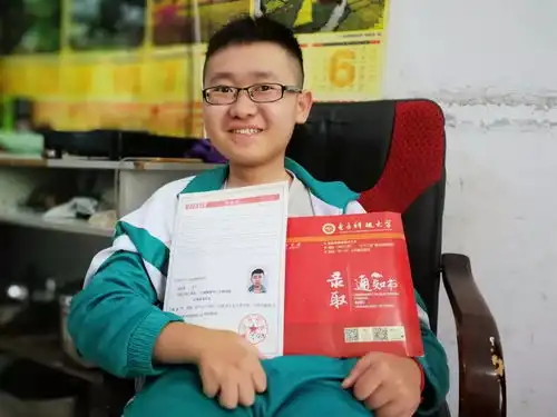 电子科技大学为袁好男送来录取通知书
