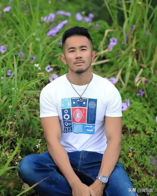 胡子型男掀起熟男风,健身运动塑造精壮的胸肌和质感的腹肌
