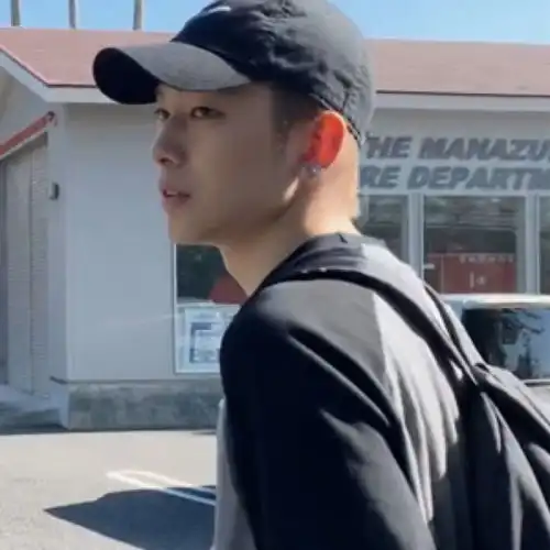 男生头像有钱人终成眷属,没钱人亲眼目睹
