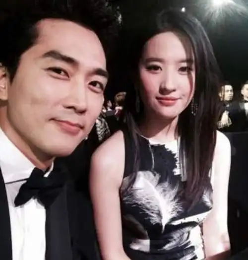 宋承宪点赞刘亦菲自拍,看到素颜的她后,网友韩式美女比不上
