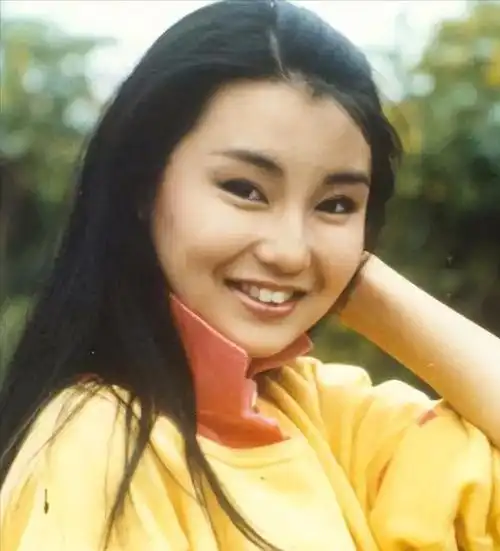 看到65岁的山口百惠,再看54岁的鲁豫,才懂什么叫自然才是美
