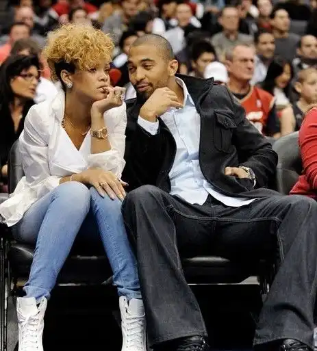 蕾哈娜从不靠男人却打了个翻身战,40天赚7个亿,同行心里苦
