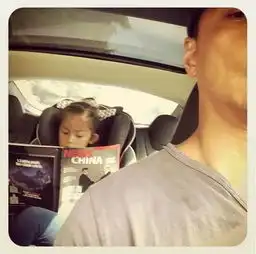 接送小孩校门口惊见国际级男神网友爽翻离我好近
