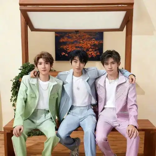 昨天的50个热搜只有8个与tfboys无关
