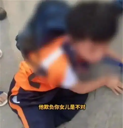 惊佛山一小学生刚出校门,就被一家长按倒在地,插脖怒吼
