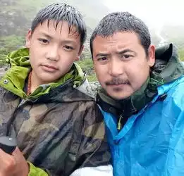 父亲带12岁儿子徒步318国道进藏引热议,自称不是疯子
