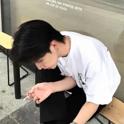超拽侧脸男生帅气头像,侧脸霸气又酷酷的男生头像
