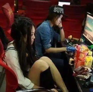 搞笑段子结婚的闺蜜不舒服,还说青山依旧在,几度夕阳红
