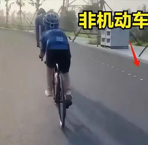 11岁小男孩骑行被压离世,众网友力挺司机无责孩子父亲难逃其咎
