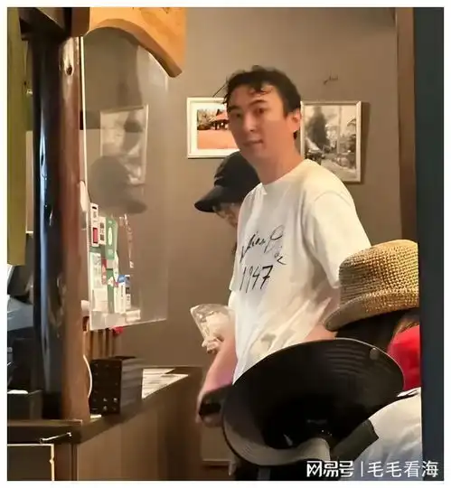 王思聪当爹后变秃头女友身材凹凸有致,眼神勾人,男人最爱
