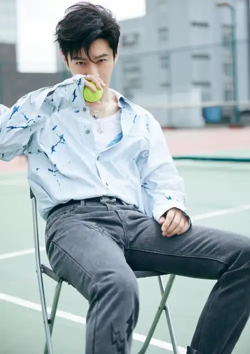 黄晓明减龄打扮如少年,脚上鞋子引关注是baby给他选的吗
