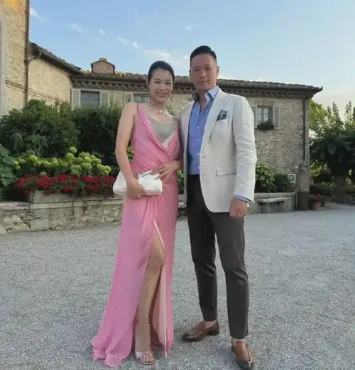 45岁胡杏儿出席吴千语婚礼,满身行头70万,一袭粉色长裙美过新娘
