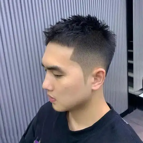 男生千万别留长发,今夏剪这3款露额发型,清爽阳光显帅气
