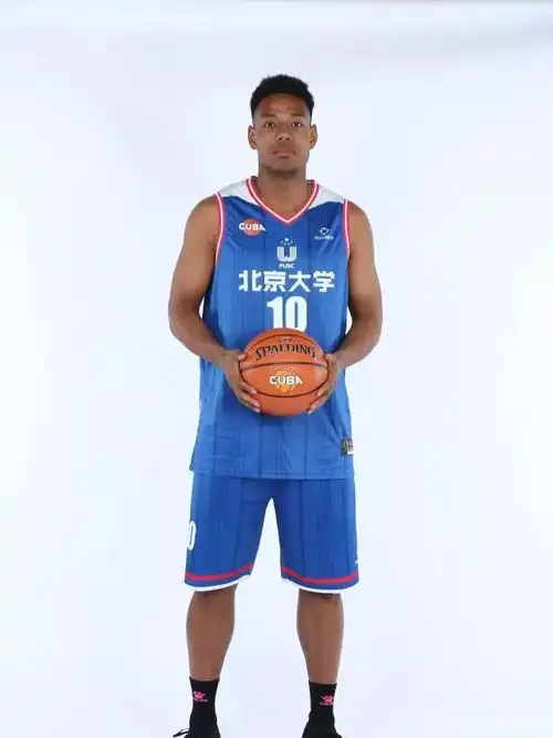同是混血球员的祝铭震和八村塁,身体素质不相上下,肌肉发达
