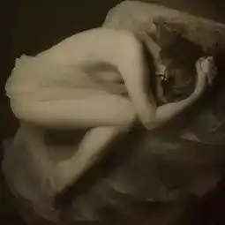 她将美女拍成了古典油画
