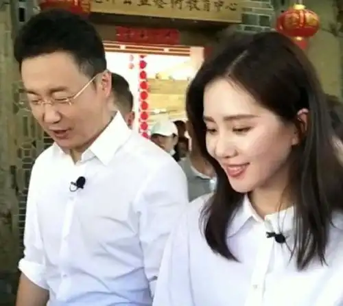 刘诗诗绝美生图穿白衬衣美成清纯小天使,劈叉式走路超飒太爷们

