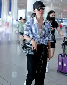 46岁李冰冰罕见走机场,穿男友风条纹衬衫,又美又飒
