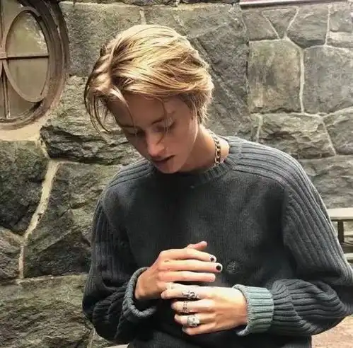 男生头像说是那时年少
