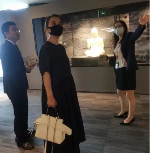 57岁李玲玉自拍近照,年轻时人美歌甜,中年后长相尽显男相
